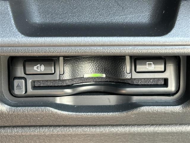 【ETC】有料道路を利用する際に料金所で停止することなく通過できる、ETC車載器（ノンストップ自動料金収受システム機器）が装備されています。セットアップを行うことで利用可能になります。