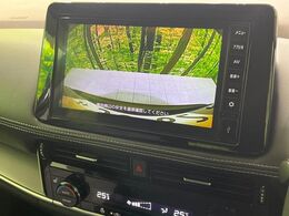 【バックカメラ】駐車時に後方がリアルタイム映像で確認できます。大型商業施設や立体駐車場での駐車時や、夜間のバック時に大活躍！運転スキルに関わらず、今や必須となった装備のひとつです！【バックカメラ】駐車