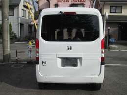 リヤワイパー付いています。バックカメラも純正が付いていて、後方画像の切り替えもついています＾＾