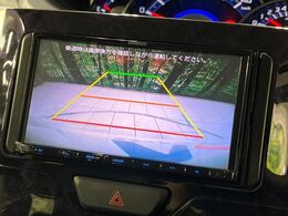 【バックカメラ】駐車時に後方がリアルタイム映像で確認できます。大型商業施設や立体駐車場での駐車時や、夜間のバック時に大活躍！運転スキルに関わらず、今や必須となった装備のひとつです！