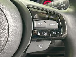 【ホンダセンシング】走行中に前方の車両等を認識し、衝突しそうな時は警報とブレーキで衝突回避と被害軽減をアシスト。より安全にドライブをお楽しみいただけます。