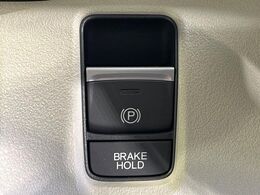 【電動パーキングブレーキ】パーキングブレーキは便利な電動式！ボタン一つで操作でき、アクセルを踏めば自動で解除されます♪レバーやペダルが無いので運転席廻りもすっきりしますね♪