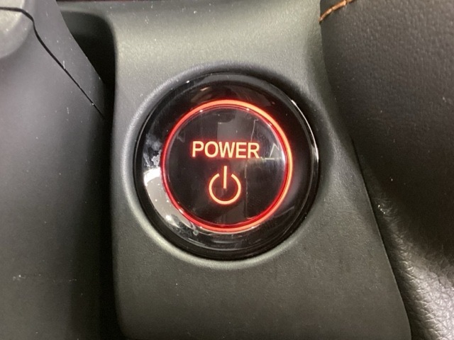 ワンプッシュでエンジンのスタート、ストップが出来て便利です。