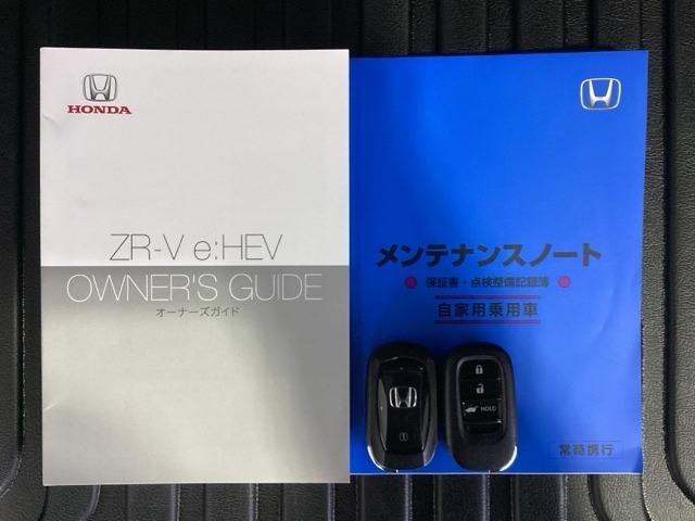 スマートキーは鍵をバッグに入れたままでもドアロックの開閉やエンジンのON・OFFができます。夜間や雨の日も鍵を探さなくて良いので便利です。