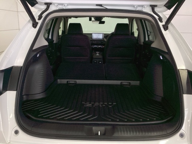 リア席を倒せば広々とした空間の出来上がり！床が低くフラットになり、天井までの高さがありますので積載が便利です。