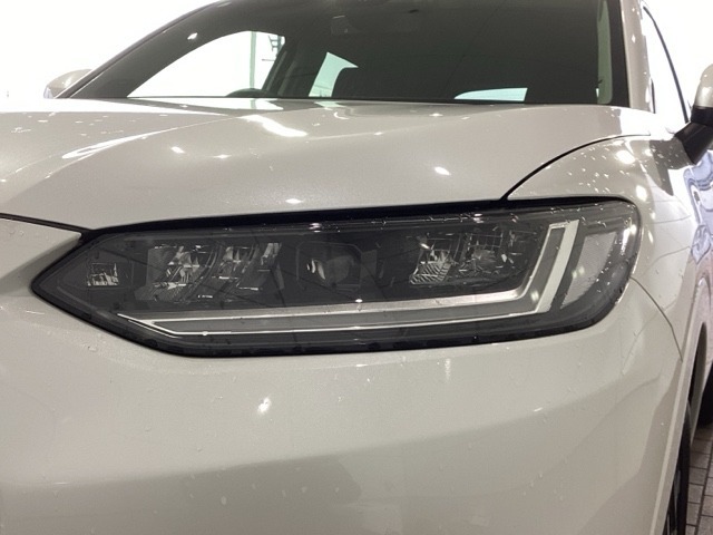 LEDヘッドライトは、点灯の瞬間から最大光量を発揮し、突然暗くなるトンネルなどでの安定感を高めます。