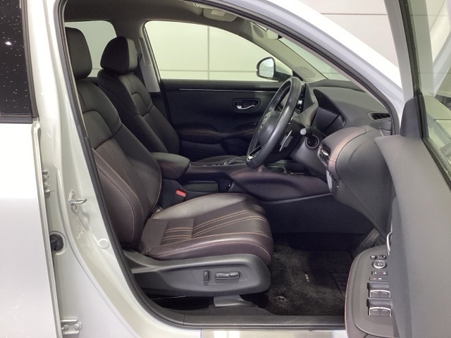 程よい硬さとホールド性が高くロングドライブも疲れにくいシートです。