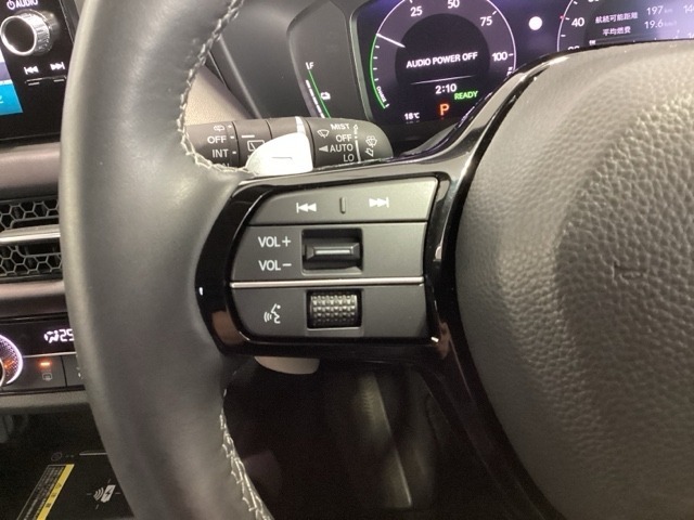 ステアリングにオーディオ操作スイッチが付いています。オーディオ画面に直接タッチしなくても操作が出来ますので、運転に集中できます。