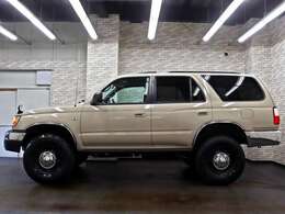 リフトアップによって、ハイラックスサーフがもつ重厚感を、より一層引き立てています。