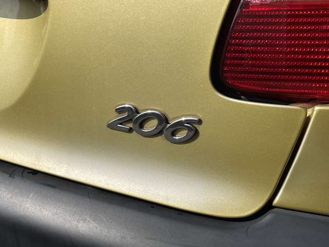 自慢の「206」のロゴもピカピカとした状態を保ち、こちらに存在を主張するポイントの1つ★