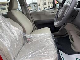 【運転席】座り心地が良いシートなので長時間の運転でも快適にお過ごしいただけます。新品のフロアマットのご注文も可能です。掲載箇所以外にご希望の写真がございましたらお気軽にお問い合わせ下さい。