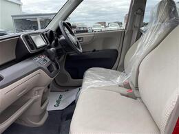 【助手席】きれいな助手席なので家族や友だちに乗ってもらっても安心です！新品のフロアマットのご注文も可能です。掲載箇所以外にご希望の写真がございましたらお気軽にお問い合わせ下さい。