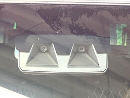 【スマートアシスト】走行中に前方の車両等を認識し、衝突しそうな時は警報とブレーキで衝突回避と被害軽減をアシスト。より安全にドライブをお楽しみいただけます。