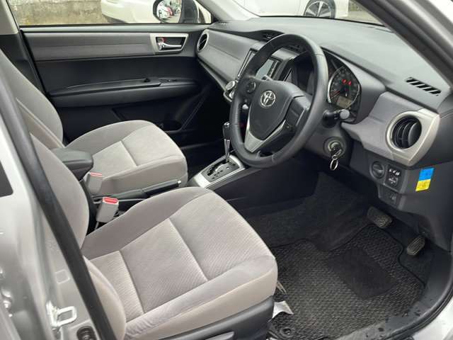 【運転席】座り心地が良いシートなので長時間の運転でも快適にお過ごしいただけます。新品のフロアマットのご注文も可能です。掲載箇所以外にご希望の写真がございましたらお気軽にお問い合わせ下さい。