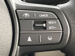 【アダプティブクルーズコントロール】高速道路での長距離走行が楽に！！自動で速度を保つクルーズコントロールが、衝突軽減システムと連携し、前方の車両を感知して車間を保つように速度調節してくれます！！