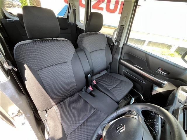 運転席にはアームレストも付いています。渋滞やロングドライブの時に活躍してくれそうですね。
