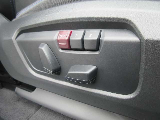 運転席メモリー付きフロント電動シート装備。