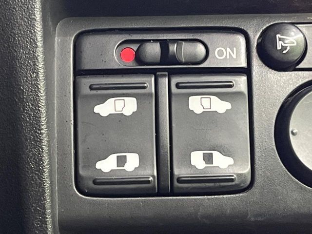 【両側スライドドア】駐車場で隣の車との間隔が狭く乗りにくい時、スライドドアなら安心！ドアオープン時も幅を取らず、開口部が広いので乗り降りがとっても簡単です。大きな荷物の出し入れも後席から可能♪