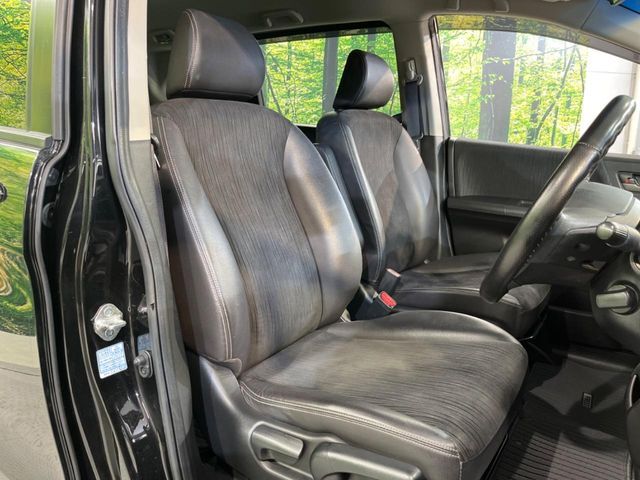 運転席まわりには十分なスペースがあり、大柄な方でもゆったり運転していただける環境です。