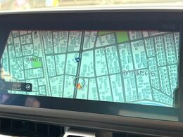 【メーカー純正ナビ】インテリアに溶け込むスタイリッシュな「専用設計」メーカーナビを装備♪視認性や操作性など基本性能にも優れ、より上質なカーライフをお楽しみいただけます。