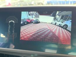 【バックカメラ】駐車時に後方がリアルタイム映像で確認できます。大型商業施設や立体駐車場での駐車時や、夜間のバック時に大活躍！運転スキルに関わらず、今や必須となった装備のひとつです！