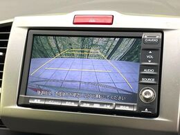 【バックカメラ】駐車時に後方がリアルタイム映像で確認できます。大型商業施設や立体駐車場での駐車時や、夜間のバック時に大活躍！運転スキルに関わらず、今や必須となった装備のひとつです！