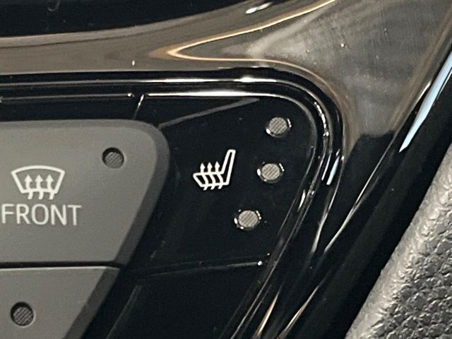 【シートヒーター】寒い日に重宝するシートヒーター！エアコンより早く温まってくれるので寒がりの人も安心ですね♪エアコンの温風は乾燥するから苦手、という方にもをおすすめです。