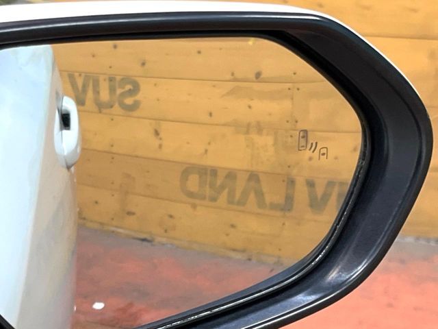 【ブラインドスポットモニター】走行中、ドアミラーの死角になりやすい箇所に後続車が接近するとサイドミラーのレンズに警告を表示！ドライバーに注意喚起をしてくれます。