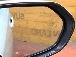 【ブラインドスポットモニター】走行中、ドアミラーの死角になりやすい箇所に後続車が接近するとサイドミラーのレンズに警告を表示！ドライバーに注意喚起をしてくれます。