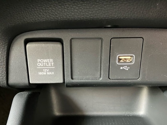 ホンダセンシング装着車となっております。衝突軽減ブレーキ、誤発進抑制機能、歩行者事故低減ステアリング、路外逸脱抑制機能、アダプティブクルーズコントロール、車線維持支援システム他、8つの機能で幅広く支援
