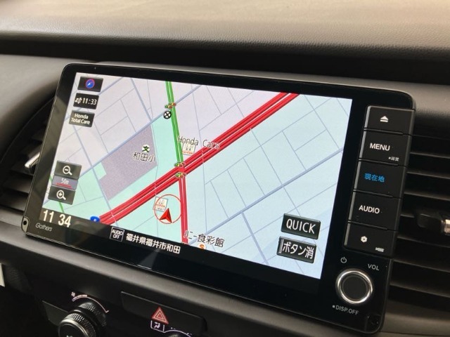 ホンダセンシング装着車となっております。衝突軽減ブレーキ、誤発進抑制機能、歩行者事故低減ステアリング、路外逸脱抑制機能、アダプティブクルーズコントロール、車線維持支援システム他、8つの機能で幅広く支援