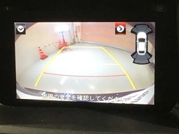 リバースギアに入れるだけで後方の表示へ切り替わります。夜間や雨の日の駐車も楽になりますよ。
