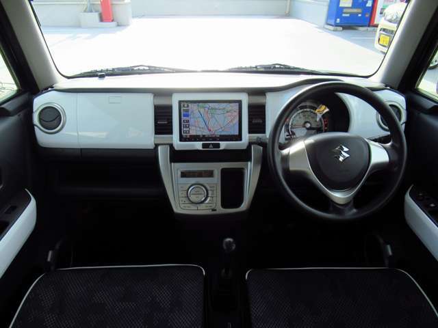 視認性の良いメーター類にスイッチ等の操作性も良好☆