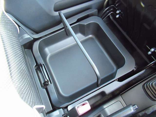助手席シートの下には取り外し可能な収納がございます！