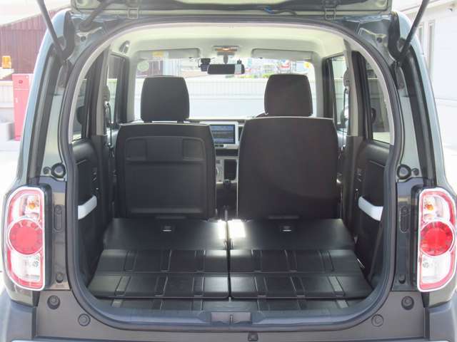 リアシートを畳めば広々としたラゲッジスペースが出現☆