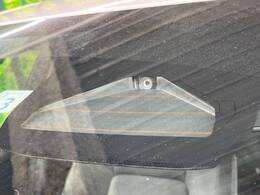 【プリクラッシュセーフティ】前方の車両等を検知し、衝突しそうな時は警報で注意を促し、ブレーキを踏む力をサポート。ブレーキを踏めなかった場合は衝突被害軽減ブレーキが作動、衝突回避をサポートします。