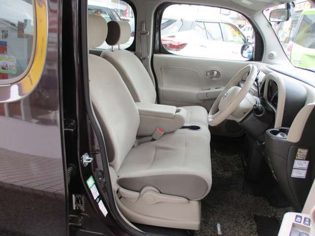ゆったり座り心地の良い運転席シート、状態も良好です！！！センターアームレストも付いています。