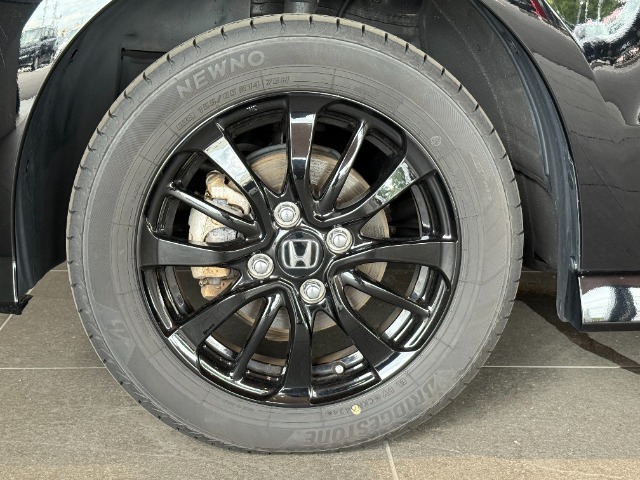 こちらのお車には【純正14インチブラックアルミホイール】を装着しております◎