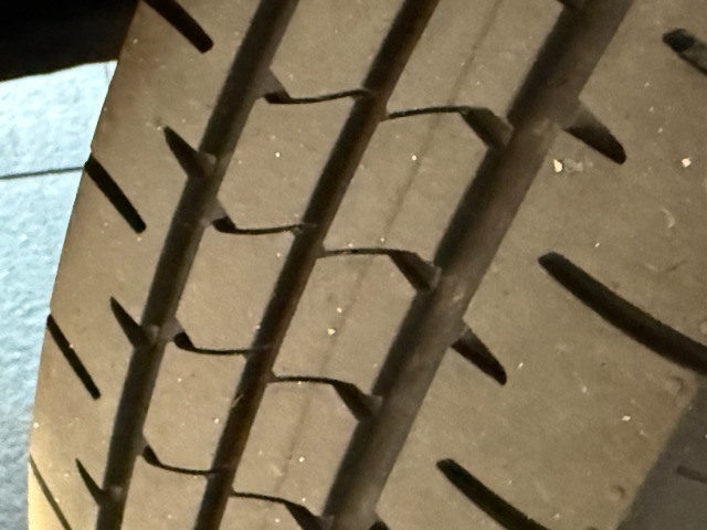 タイヤ残り溝は5mmです◎