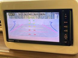 【バックカメラ】駐車時に後方がリアルタイム映像で確認できます。大型商業施設や立体駐車場での駐車時や、夜間のバック時に大活躍！運転スキルに関わらず、今や必須となった装備のひとつです！