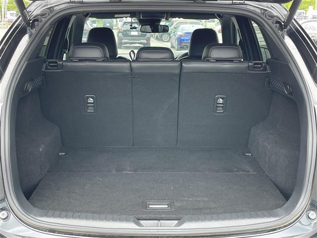 積み込みやすくて、たっぷり積める荷室です。シートアレンジできるものは、乗車人数と荷物の量や大きさによってシートを動かすことができるので、より快適なドライブが可能です！