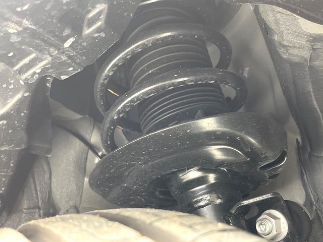 お車を安心してお乗りいただく為には、足回りの定期点検が欠かせません。サービスサポート（有償保証）では無料点検もご提供しており、安心のカーライフをお過ごしいただけるサポート体制が整っています。