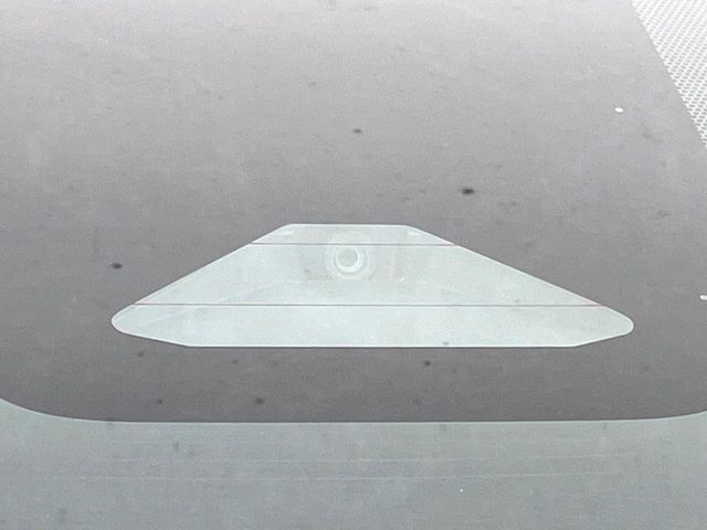【トヨタセーフティセンス】走行中に前方の車両等を認識し、衝突しそうな時は警報とブレーキで衝突回避と被害軽減をアシスト。より安全にドライブをお楽しみいただけます。