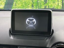 【マツダコネクトナビ】車内の雰囲気にマッチした一体型タイプのナビ。各種車輌設定やBluetooth再生等、様々な機能が楽しめます。直感的なダイヤル操作が可能で、使い勝手も良好です。