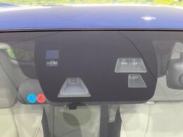 【スマートブレーキサポート】走行中に前方の車両等を認識し、衝突しそうな時は警報とブレーキで衝突回避と被害軽減をアシスト。より安全にドライブをお楽しみいただけます。