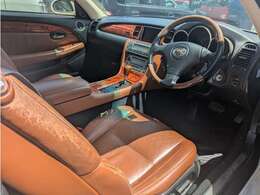 明るく元気なスタッフが1台1台丁寧に内外装クリーニング、点検・整備を行っております。