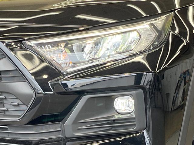 【LEDヘッドライト】悪天候や夜間走行時も良好な視界を確保し安心して運転できる高輝度LEDヘッドライトを装備！点灯速度が早く、消費電力も抑えられています。