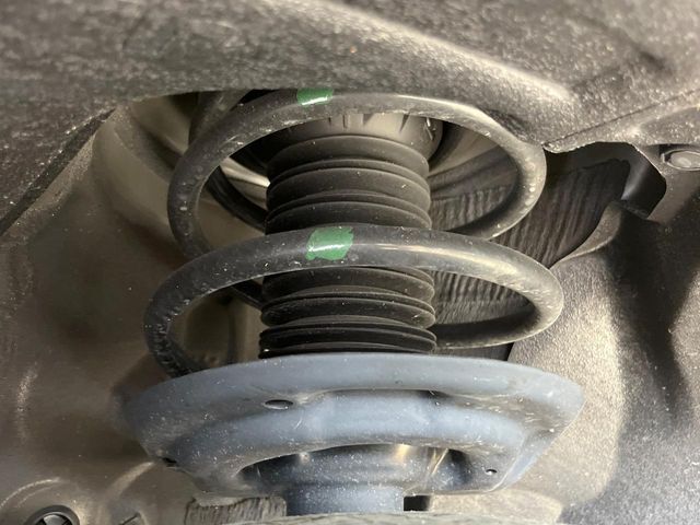 お車を安心してお乗りいただく為には、足回りの定期点検が欠かせません。サービスサポート（有償保証）では無料点検もご提供しており、安心のカーライフをお過ごしいただけるサポート体制が整っています。