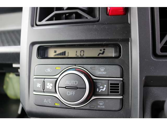 オートエアコン標準装備です。簡単操作で車内が設定した温度になるまで風量、吹き出し口を自動的に調整してくれます。いつでも快適な運転が楽しめます。