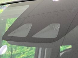 【スマートアシスト】走行中に前方の車両等を認識し、衝突しそうな時は警報とブレーキで衝突回避と被害軽減をアシスト。より安全にドライブをお楽しみいただけます。